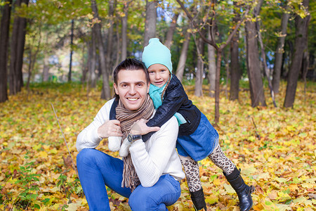 秋天公园的家庭假期背景图片