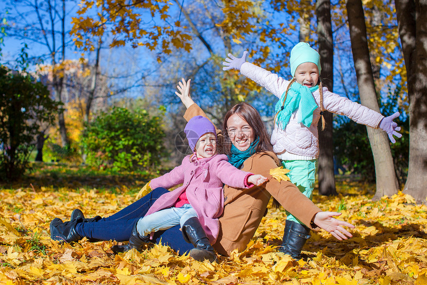 秋公园的小女孩和年轻母亲玩得开心图片