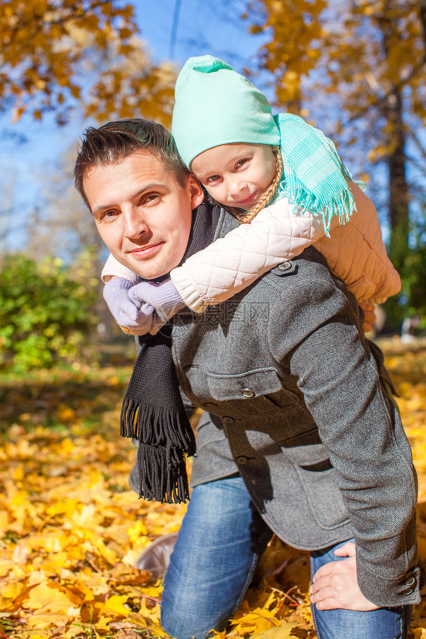 有快乐父亲的可爱小女孩 在阳光明媚的一天在秋天公园玩得开心孩子感情成人男人耳语爸爸享受女儿童年男性图片