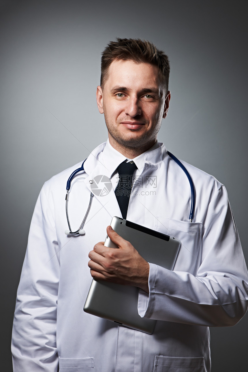 配有平板电脑Pc肖像的医生展示保健男性药品工作医师诊所专家药片卫生图片