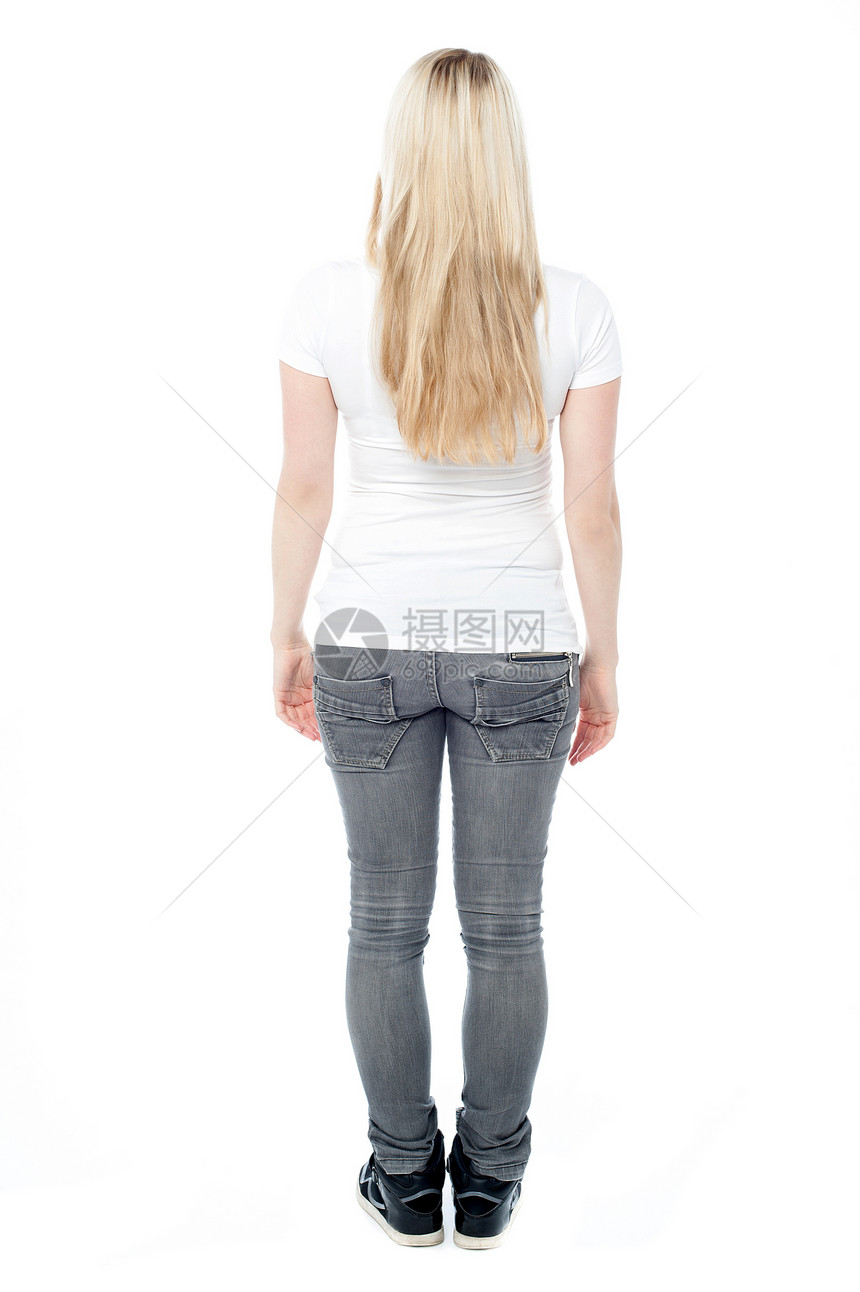 临时年轻女性的背面姿势牛仔裤头发工作室冒充发型女士白色衣服图片