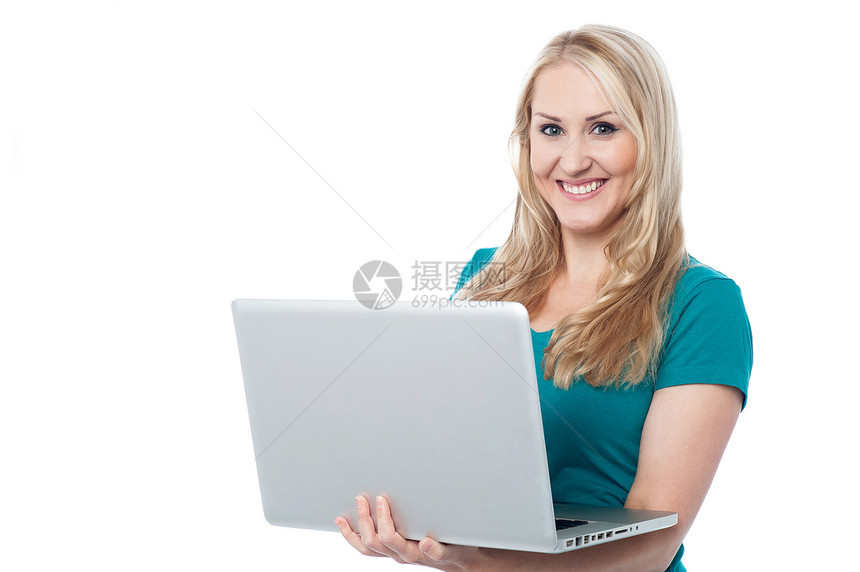 在笔记本电脑上工作的美丽年轻女子图片