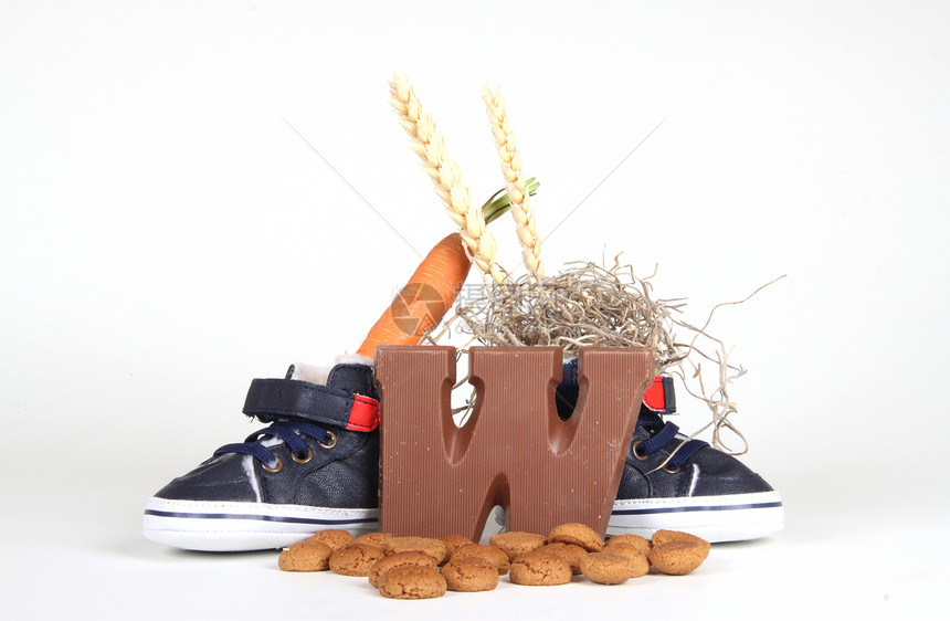 为Sinterklaas夜铺鞋萝卜坚果糖果饼干胡椒孩子们孩子玉米缩写干草图片