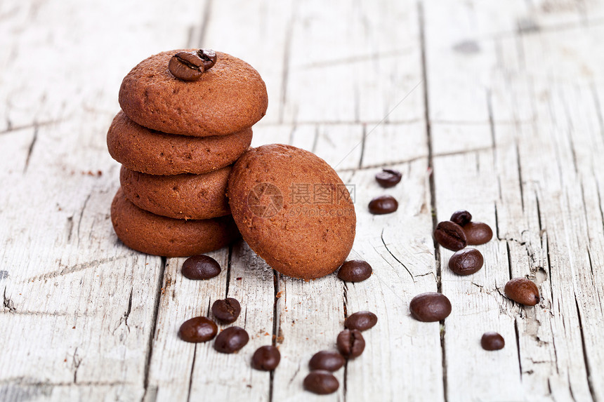 朱巧克力饼干和咖啡豆甜点育肥垃圾小吃咖啡饼干诱惑木头乡村传统图片