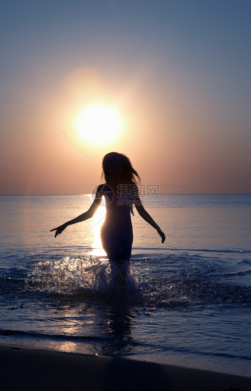 日落美丽海滩阳光乐趣女性海浪旅行假期动力学海洋日出图片