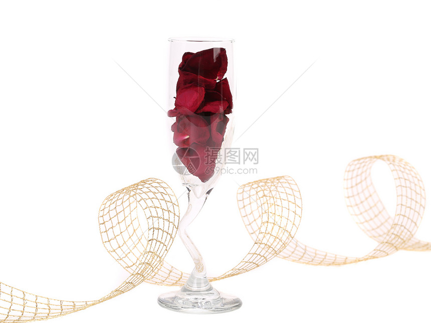 有玫瑰花瓣和丝带的玻璃杯图片