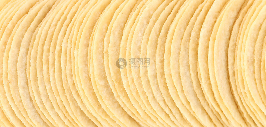 土豆薯片排成一行的背景图片
