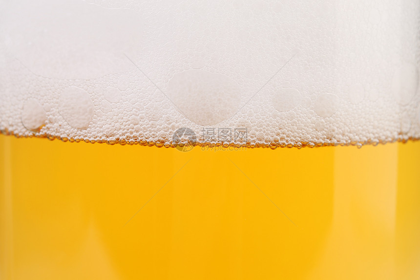 特写啤酒和泡沫气泡饮料泡沫状酒吧白色干杯玻璃黄色棕色发泡图片