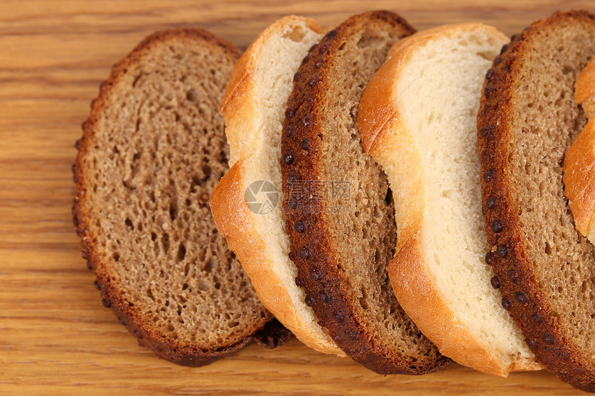 切片白面包和棕面包厨房烹饪团体谷物木头桌子小麦早餐面包粮食图片