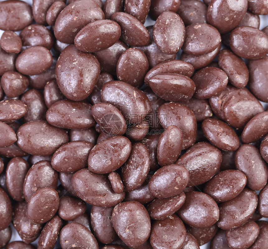 深褐色的拖鞋在巧克力覆盖葡萄干糖衣棕色糖果食物味道小吃反射坚果花生图片