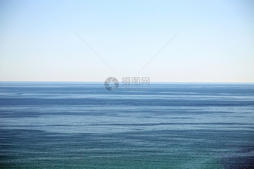 平静的海洋和清蓝的天空旅行反射热带季节场景液体蓝色海浪波纹环境图片