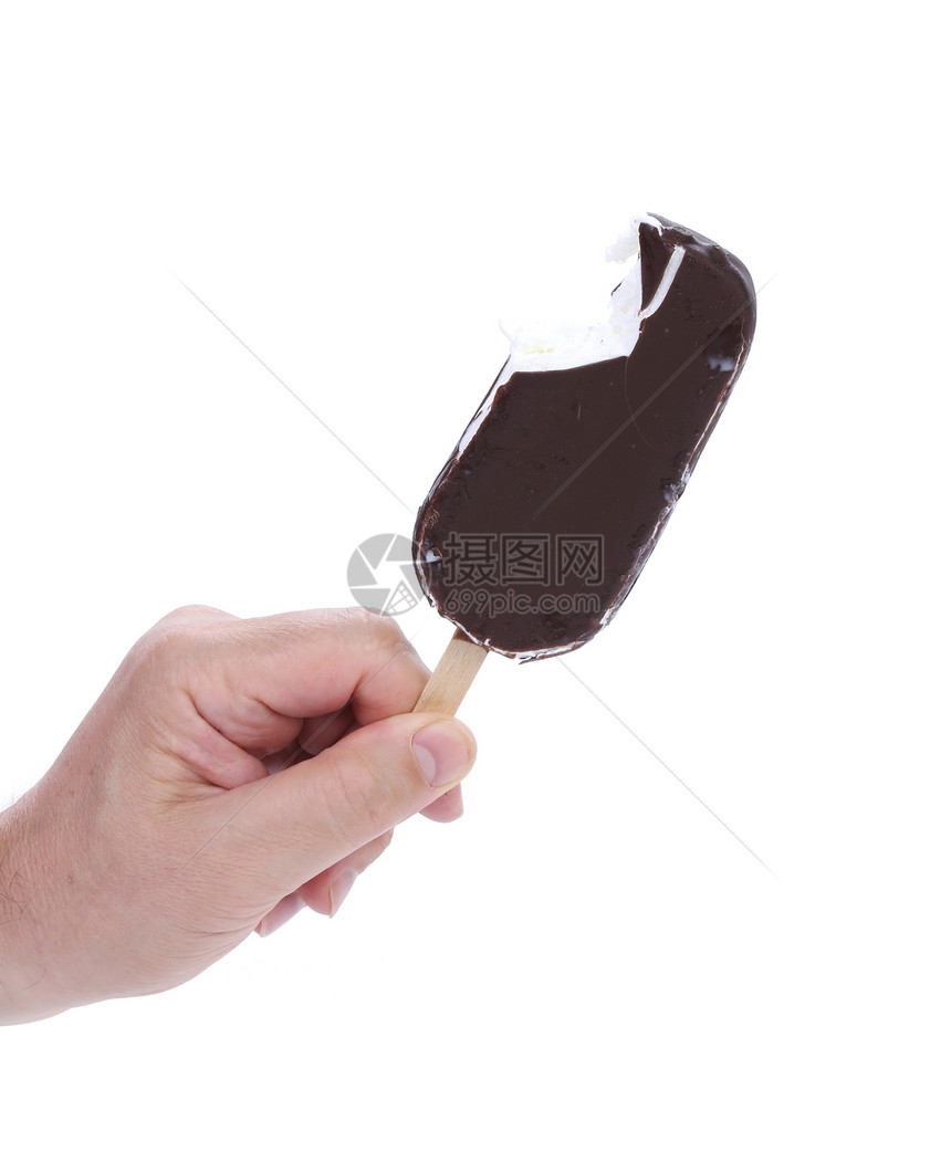手握着被咬的巧克力香草冰淇淋酒瓶塞子糖霜涂层部分调味品甜点食物图片
