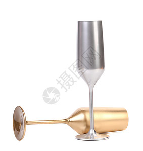 子弹杯金子和银子香槟杯玻璃内联器皿倾斜白色背景