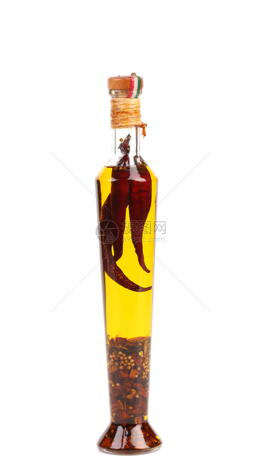 红辣椒保存在一瓶橄榄油中图片