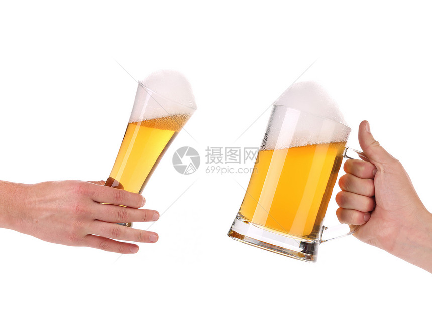 一对非常酷的啤酒杯 举杯敬酒图片