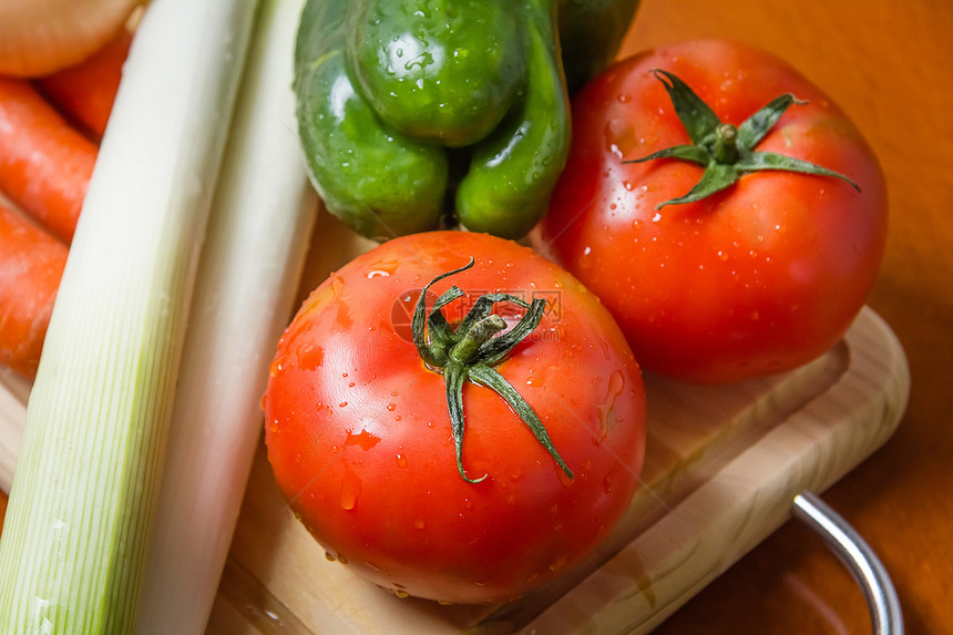 厨房切菜板上新鲜蔬菜的鲜菜红色健康桌子洋葱沙拉胡椒木板砧板饮食美食图片