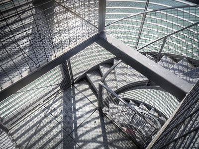 金属楼梯景观工程建筑办公室财产曲线几何学螺旋人行道栏杆背景图片