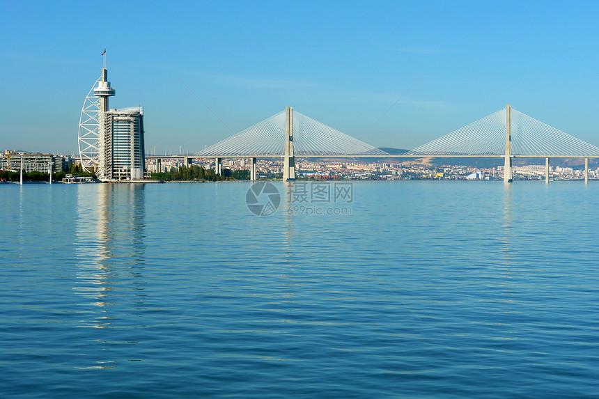 Lisbon国家公园和桥的景象金属旅游天空旅行城市生活技术建造商业反思图片