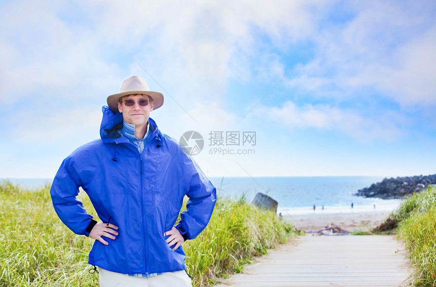 身穿海边雨衣的四十多岁的白种男人图片