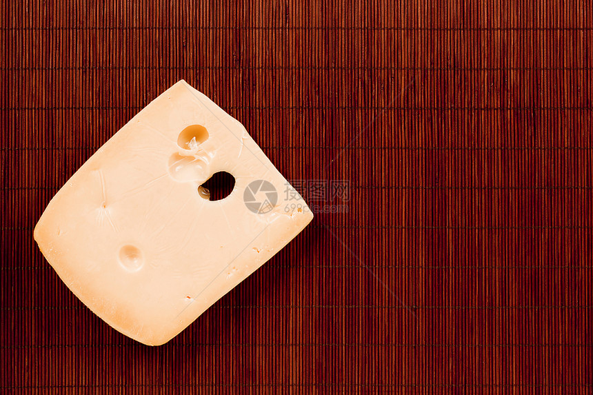 竹垫上的奶酪图片