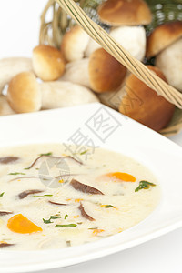 蘑菇汤篮子土豆香菜盘子烹饪食物白盘子背景图片