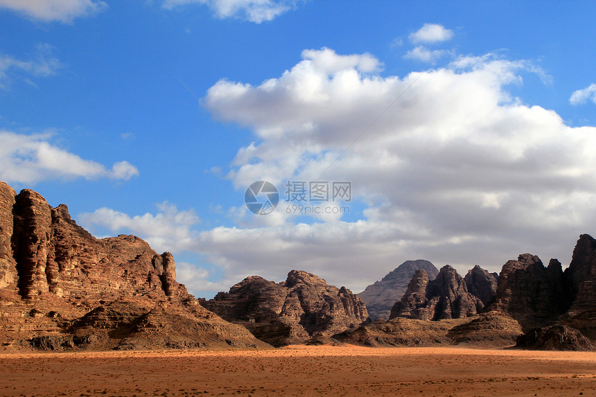 瓦迪鲁姆德沙漠美丽的风景 约旦旅行干旱峡谷砂岩土地天空岩石蓝色沙漠侵蚀图片