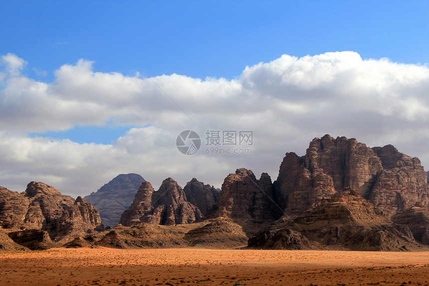 瓦迪鲁姆德沙漠美丽的风景 约旦环境爬坡旅游侵蚀旅行沙漠蓝色干旱旱谷石头图片