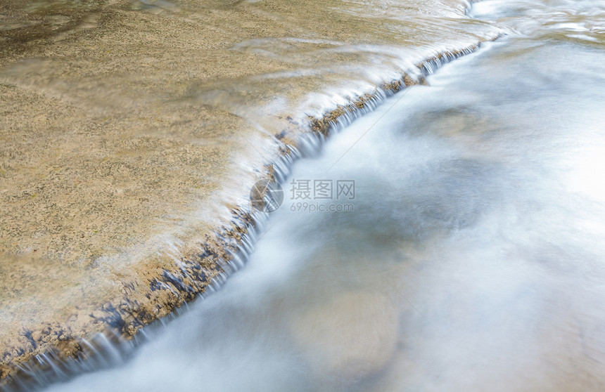 海水从岩石中流下公园国家绿色旅行瀑布地衣热带流动叶子植物图片