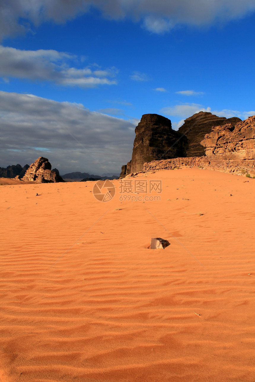 瓦迪朗姆酒沙漠的沙沙和美丽景观旅游干旱旱谷环境沙丘编队侵蚀沙漠天空土地图片