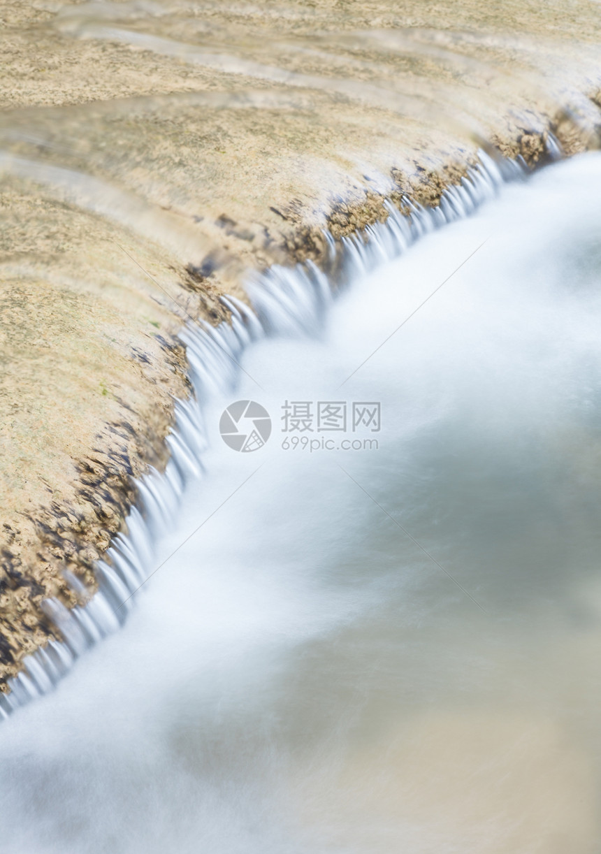 海水从岩石中流下旅行丛林美丽运动瀑布地衣环境流动绿色公园图片