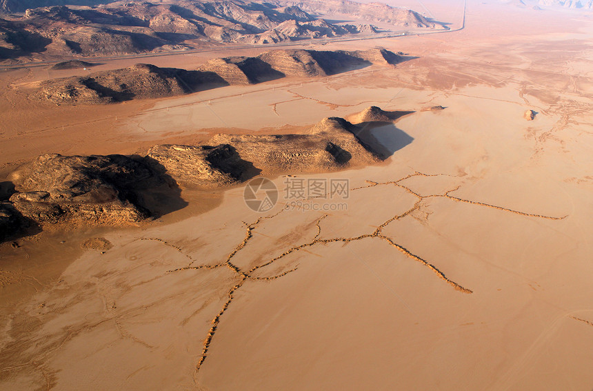 瓦迪鲁姆德沙漠的美丽风景 从上方 约旦沙丘荒野石头干旱悬崖旅游旱谷沙漠土地环境图片