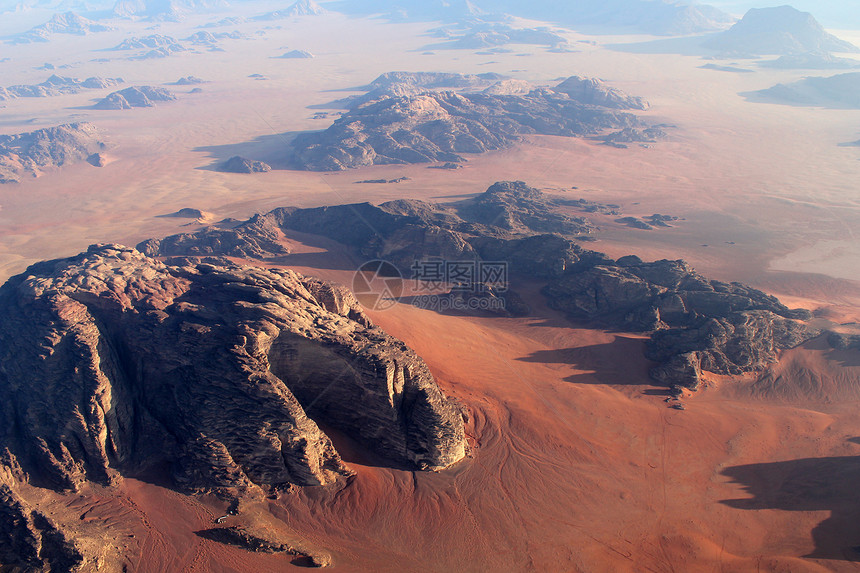 瓦迪鲁姆德沙漠的美丽风景 从上方 约旦土地荒野旅行旅游沙漠侵蚀沙丘旱谷干旱天空图片