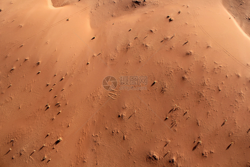 瓦迪鲁姆德沙漠的美丽风景 从上方 约旦世界旅游荒野悬崖侵蚀地质学旅行沙丘沙漠环境图片