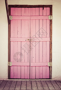 木制粉红门背景图片