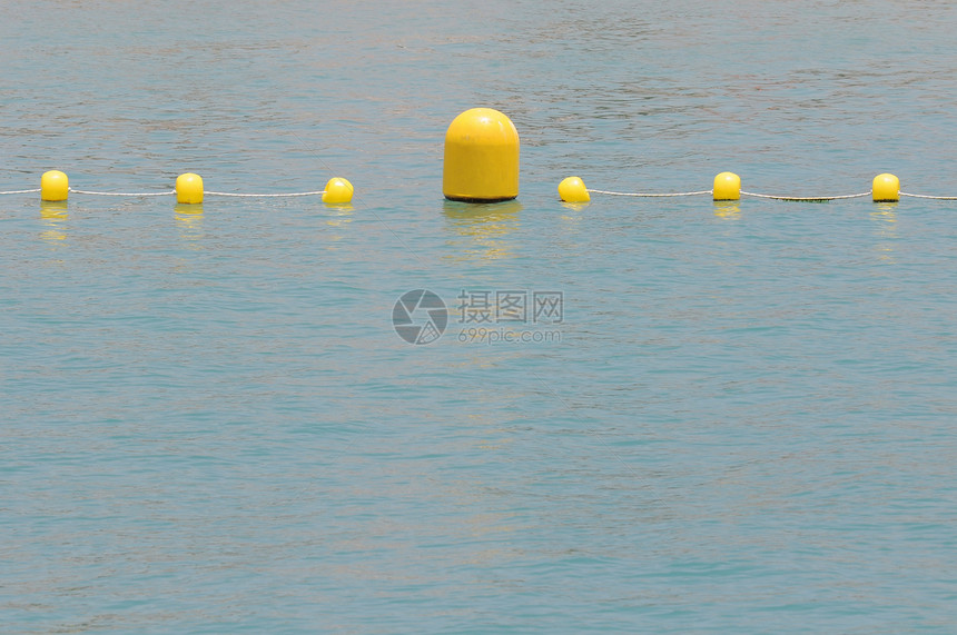 黄黄色浮游者海岸安全绳索游泳水池港口红色浮标娱乐钓鱼图片