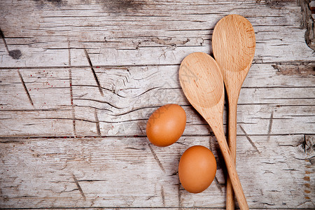 勺子和棕蛋背景图片