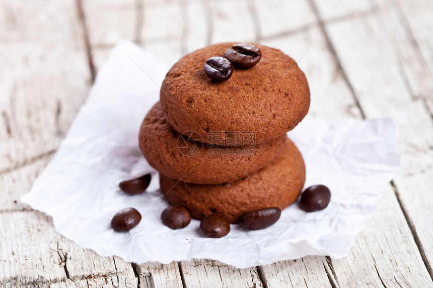 朱巧克力饼干和咖啡豆咖啡木头乡村传统饼干垃圾小吃食物甜点巧克力图片