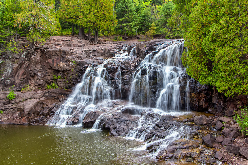 鹅莓瀑布上瀑布绿色森林石头植物岩石汽水叶子树木醋栗风景图片