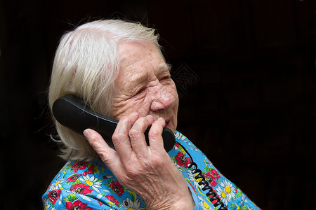 外祖母女士女性成年人奶奶电话微笑智慧灰色祖母背景图片