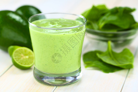 牛油果饮料阿沃卡多和菠菜滑雪饮食营养水平小吃果汁美味食物菠菜酸奶绿色背景