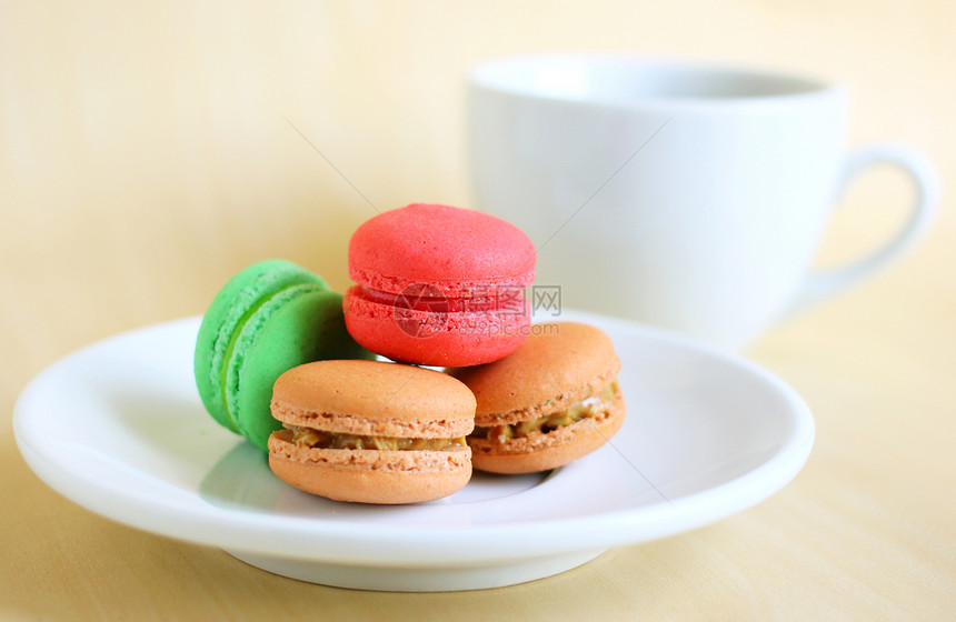 色彩多彩的马卡龙和一杯咖啡早餐乐趣盘子食物甜点柠檬杯子酥皮静物糖果图片