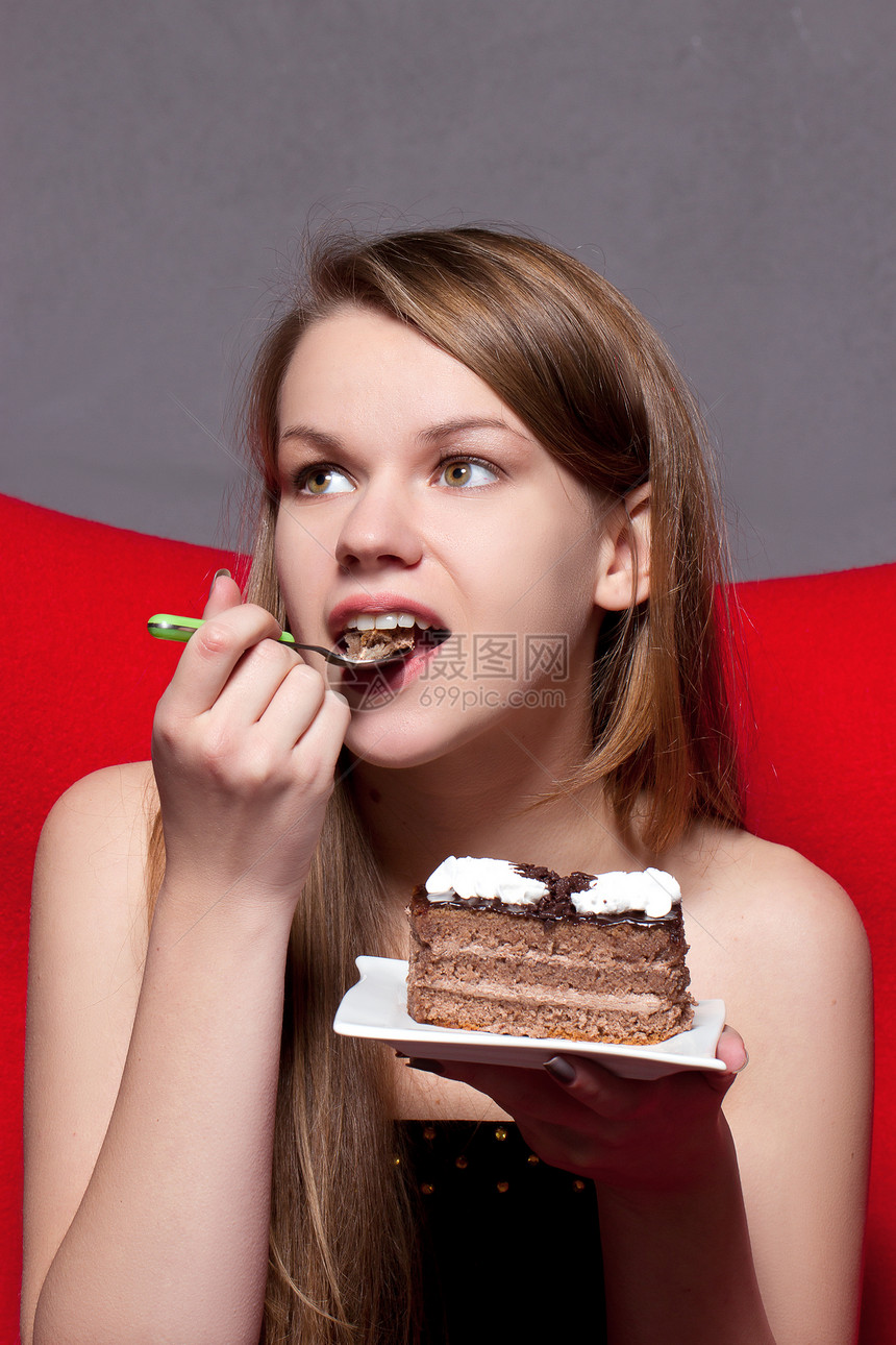 女孩吃巧克力蛋糕女性巧克力微笑乐趣奶油紫色食物嘴唇女士成人图片