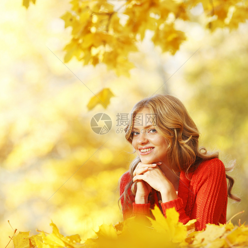 女人躺在秋叶上森林女孩乐趣喜悦公园红色金发叶子橙子女性图片