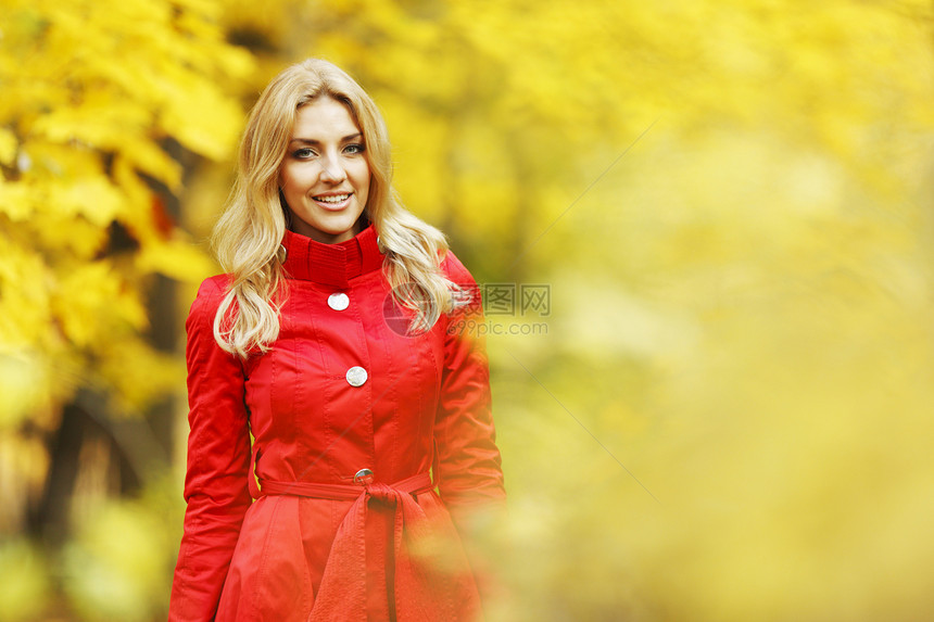 秋天公园的女人女孩黄色森林金发女性树叶公园成人红色女士图片