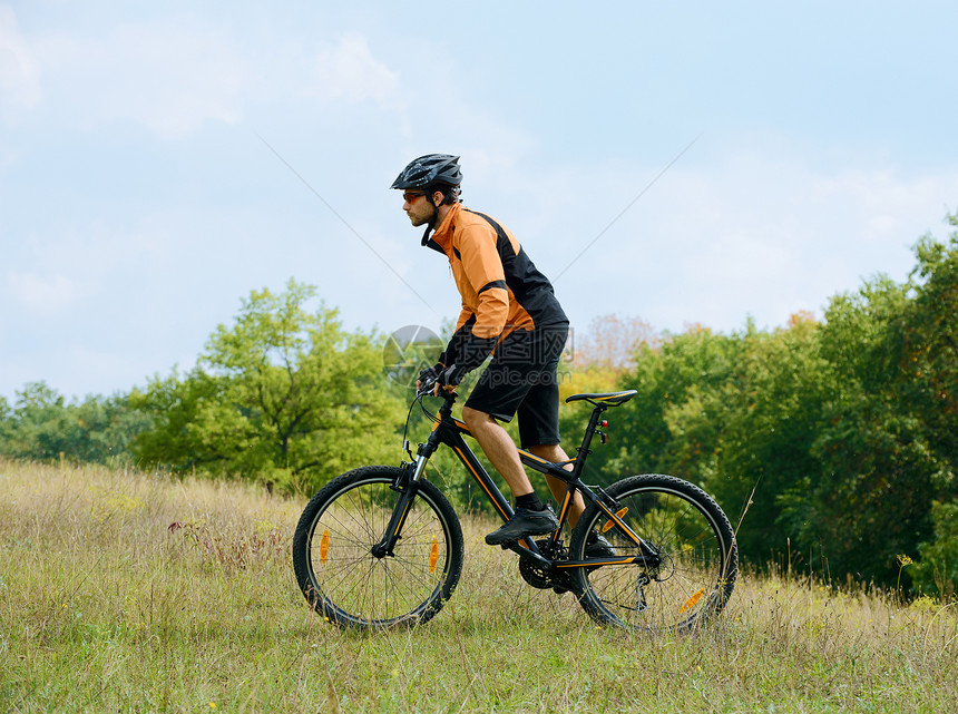 赛车员在美丽的秋季森林中骑自行车男性乐趣爬坡娱乐天空竞赛男人男生成人闲暇图片