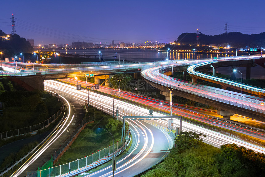 轻型汽车夜间场景运动首都速度运输街道旅行交通车辆城市风景图片