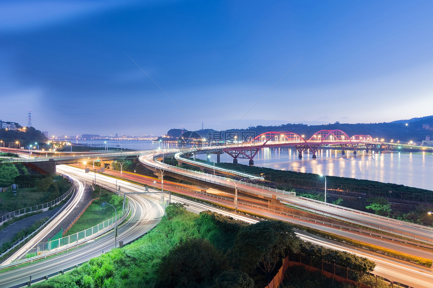 轻型汽车夜间场景大街首都景观运动速度城市风景车辆天空大灯图片