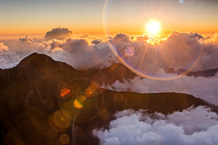 玉山日落风景阳光国家公园环境吸引力登山地标森林旅游顶峰背景
