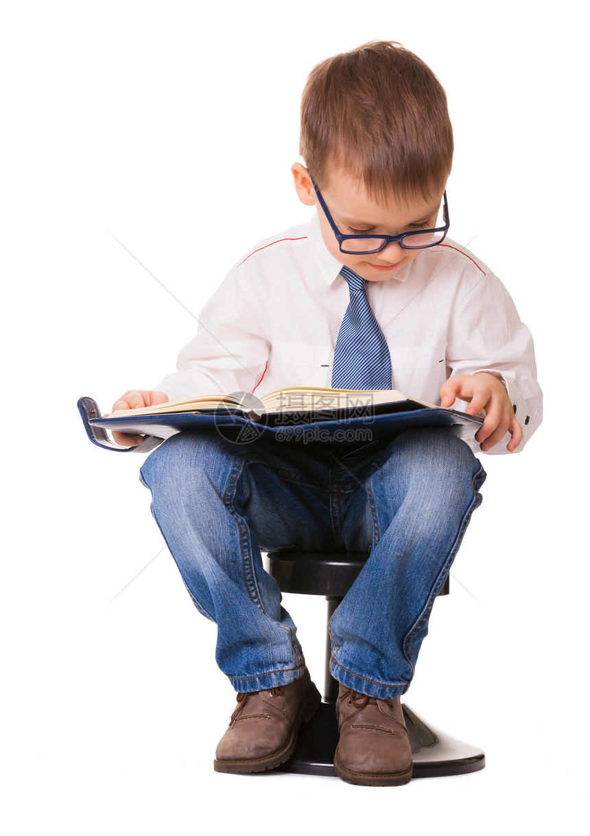 戴眼镜的可爱聪明小子读笔记本图片
