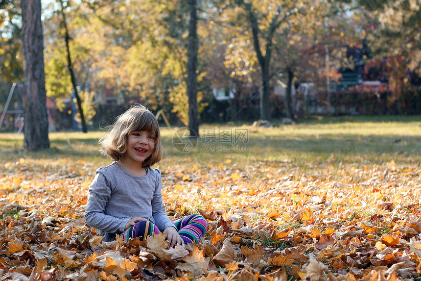 秋天公园中快乐的美丽小女孩图片